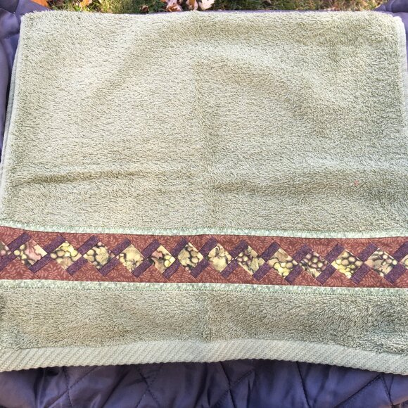 Hand Towel with Machine Quilted Design - Picture 5 of 16